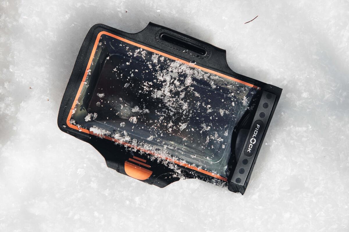Detalj av magnetisk lukking på Vanntett smartphonetui med armbånd 110x233 mm - Fidlock