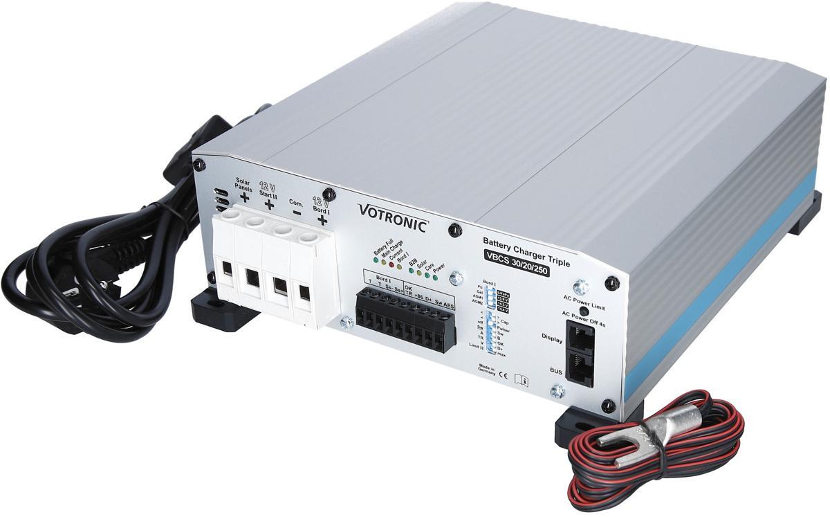 Detalj av VBCS Triple batterilader og solregulator komponenter