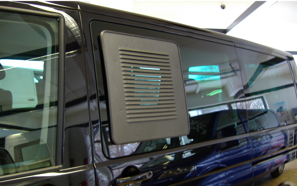 Ventilasjonsgitter for skyvevindu Opel Vivaro B / Renault Trafic 3 - HKG montert på vindu