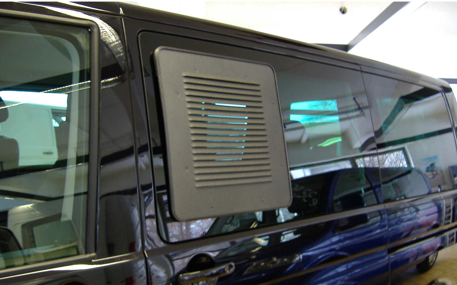 Ventilasjonsgitter for skyvevindu Opel Vivaro B / Renault Trafic 3 - HKG montert på vindu