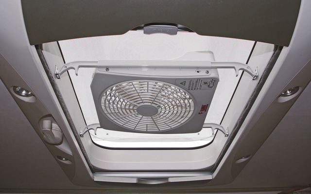 Ventilator 12V for takluker 40x40 til 50x70 cm Turbo Kit - Fiamma montert i takluke