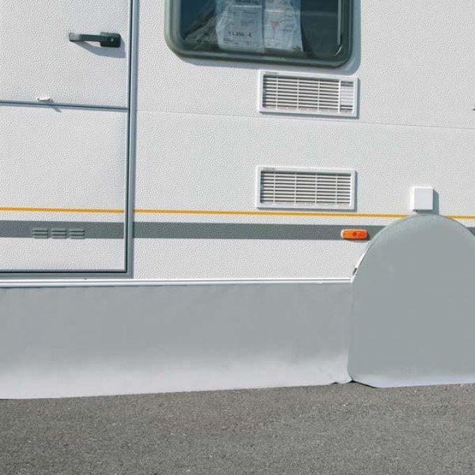 Vindskjørt for bobil og campingvogn 310 x 50 cm med kederlist montert på campingvogn
