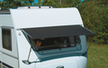 Vindusmarkise Sunfilter 190 for campingvogn med fiberglassstang montert på campingvogn