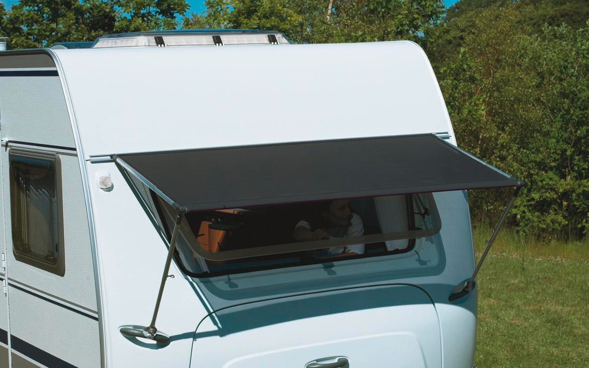 Vindusmarkise Sunfilter 190 for campingvogn med fiberglassstang montert på campingvogn