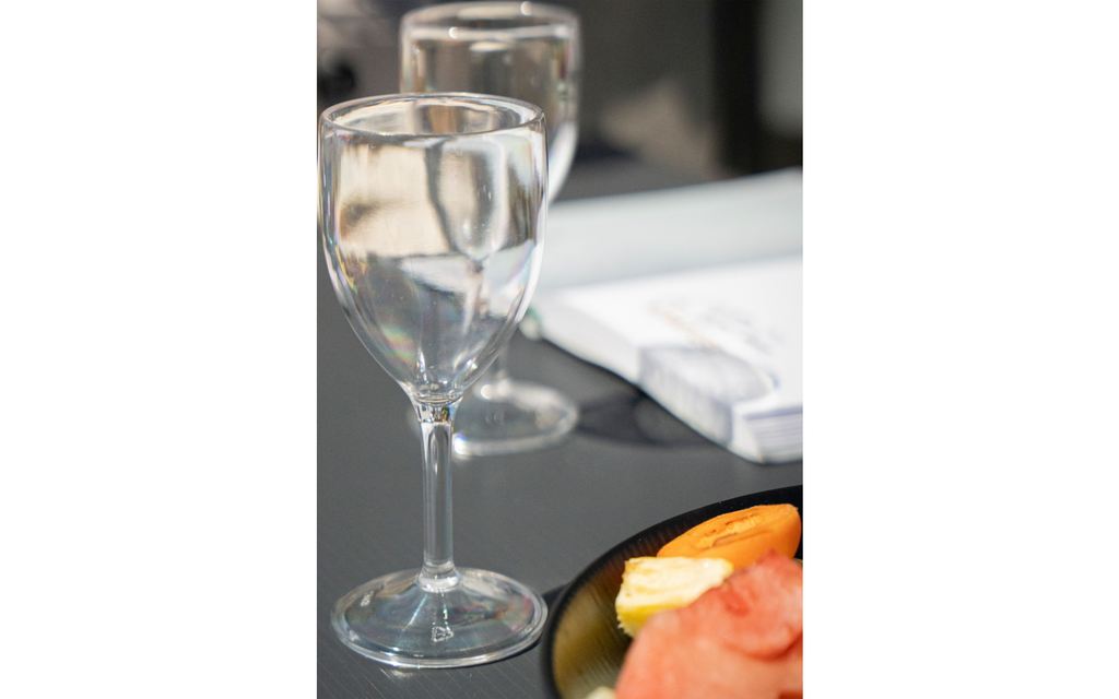 Montert Vinglass i akryl 120 ml, bruddsikre for camping på campingbord