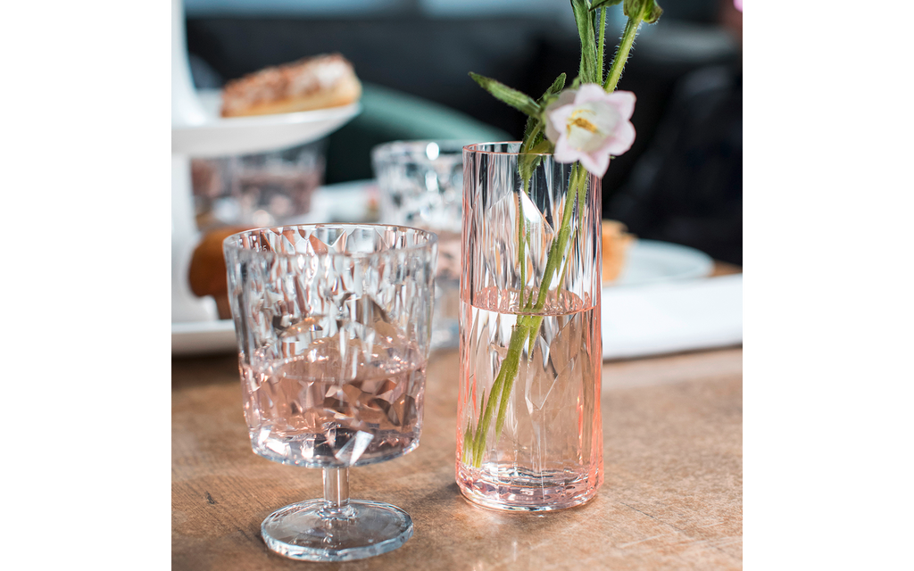 Montert Vinglass Club Light 250 ml stabelbart bruddikkert plast lavender på bord